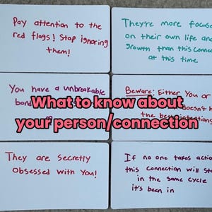 Könnte beinhalten: Sechs weiße Karten mit handgeschriebenem Text in verschiedenen Farben. Die Karten lauten: "Achten Sie auf die roten Fahnen! Hören Sie auf, sie zu ignorieren!" und "Was Sie über Ihre Person/Verbindung wissen müssen."