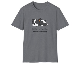 Op de afbeelding: Grijs t-shirt met een cartoonhond in zwart en wit, liggend. De tekst "Nothing better than naps with the dog" staat eronder gedrukt. Het shirt heeft een ronde hals.