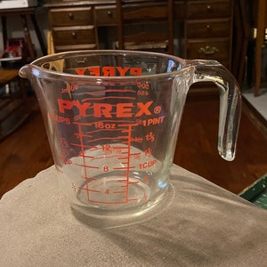 Vintage 1985?? 2 Cup-16 Ounce Pyrex Handled Pouring Spout Red Lined and Numbered Measuring Cup in Excellent Condition!!!