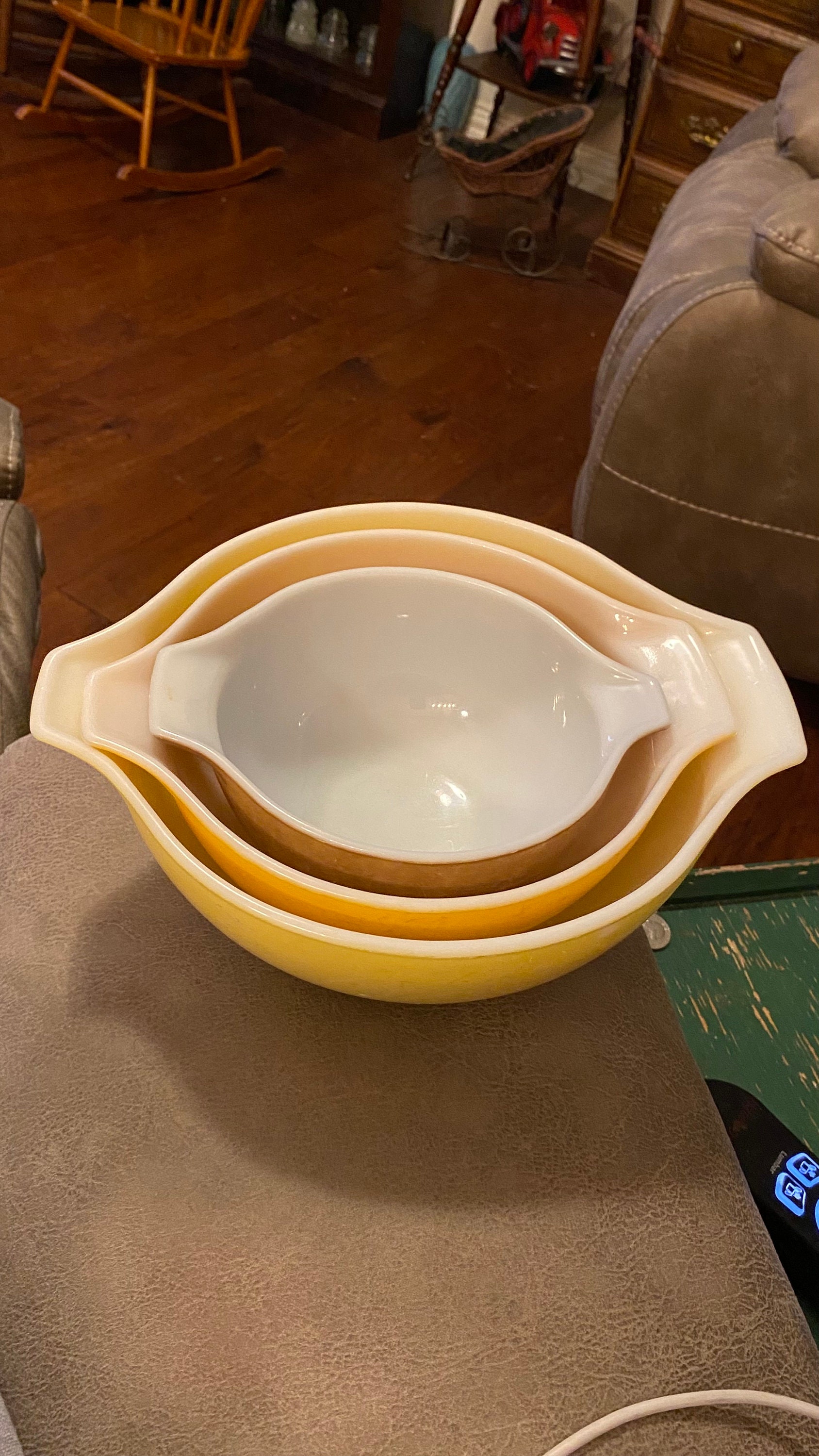 Vintage 1950’s 2 1/2 Quart PYREX Yellow Mixing Bowl with Signs of Well Used in Good Condition!!