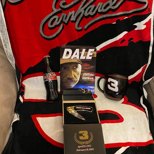 Lot vintage de la collection de souvenirs Dale Earnhardt !! Lot de 6 CD, bouteille de Coca-Cola 1997, couteau, tasse à café rare et serviette de plage !!!