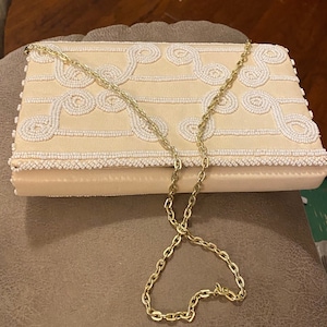 Vintage hermoso bolso de embrague nupcial con cuentas Walborg beige y blanco con una cadena dorada de 13"