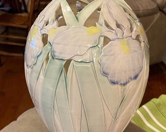 Vintage Beautiful Early 2000’s Cindy Searles Vase With Floral Carvings of Flowers and Reeds in Soft Pastel Colors!! Very Beautiful Vase!!!!!