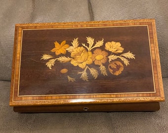 Vintage Sorento Music Box with Lock & Key from Sorento With Inlaid Flowers and Red Velvet Inside