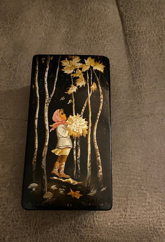 beautiful vintage lacquer jewelry Gem