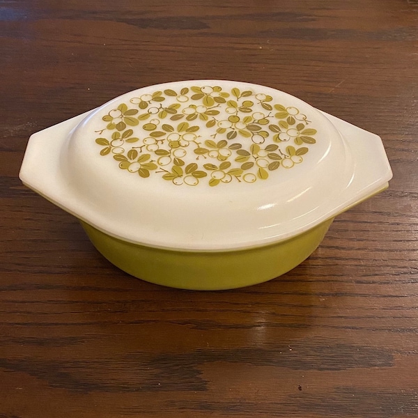 Vintage 1960’s 1 1/2 Quart Oval PYREX Avocado Green Casserole Bowl w/lid and Olive Pattern with Signs of Well Taken Care in Great Condition!