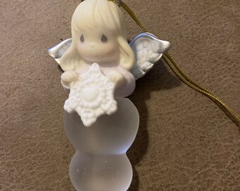 Vintage 2001 Enesco Precious Moments Avon 4” Angel Snowflake Christmas Ornament #952338 T4050