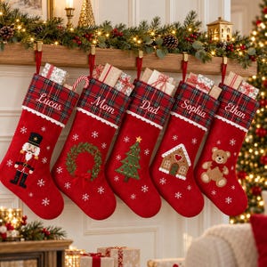 Pode incluir: Cinco meias de Natal vermelhas penduradas em fila, cada uma com um punho xadrez e nomes bordados em branco: Lucas, Mom, Dad, Sophia e Ethan. As meias são decoradas com flocos de neve brancos e ícones bordados: um quebra-nozes, guirlanda, árvore, casa de gengibre e urso de pelúcia.