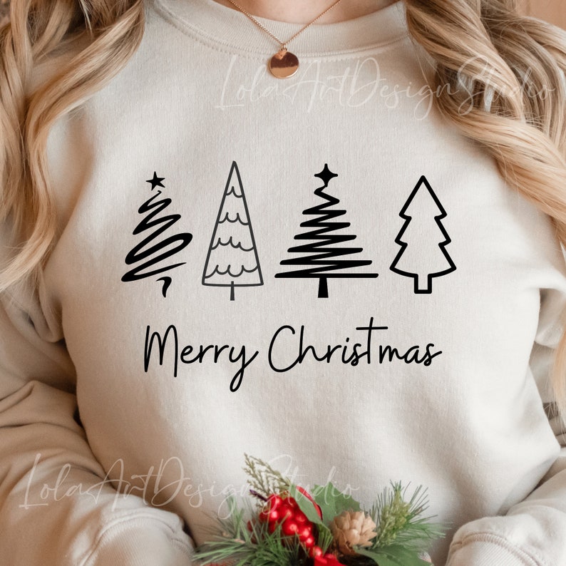 K&ouml;nnte beinhalten: Ein wei&szlig;er Pullover mit einem schwarzen Design aus vier stilisierten Weihnachtsb&auml;umen und dem Text "Frohe Weihnachten".
