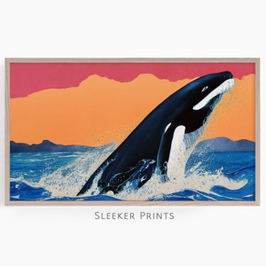 Könnte beinhalten: Ein schwarz-weißer Orca springt mit einem Spritzer aus dem Wasser. Die Wal ist vor einem Sonnenuntergangshimmel mit orangefarbenen, rosa und violetten Wolken silhouettiert.