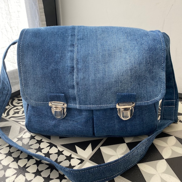 Sac besace en jean et chemise surcyclés