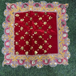 Puede incluir: Un letrero de madera hecho a mano con la palabra "Welcome" en una fuente juguetona. El letrero está pintado de blanco con un acabado envejecido y presenta un diseño floral en tonos rosas y verdes. Para uso en interiores o exteriores.