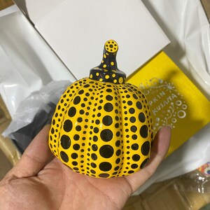 Yayoi Kusama gelber Kürbis Skulptur mit Originalkarton