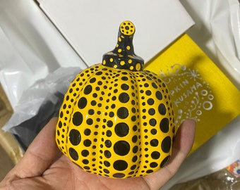 Yayoi Kusama gele Pompoen sculptuur met originele doos