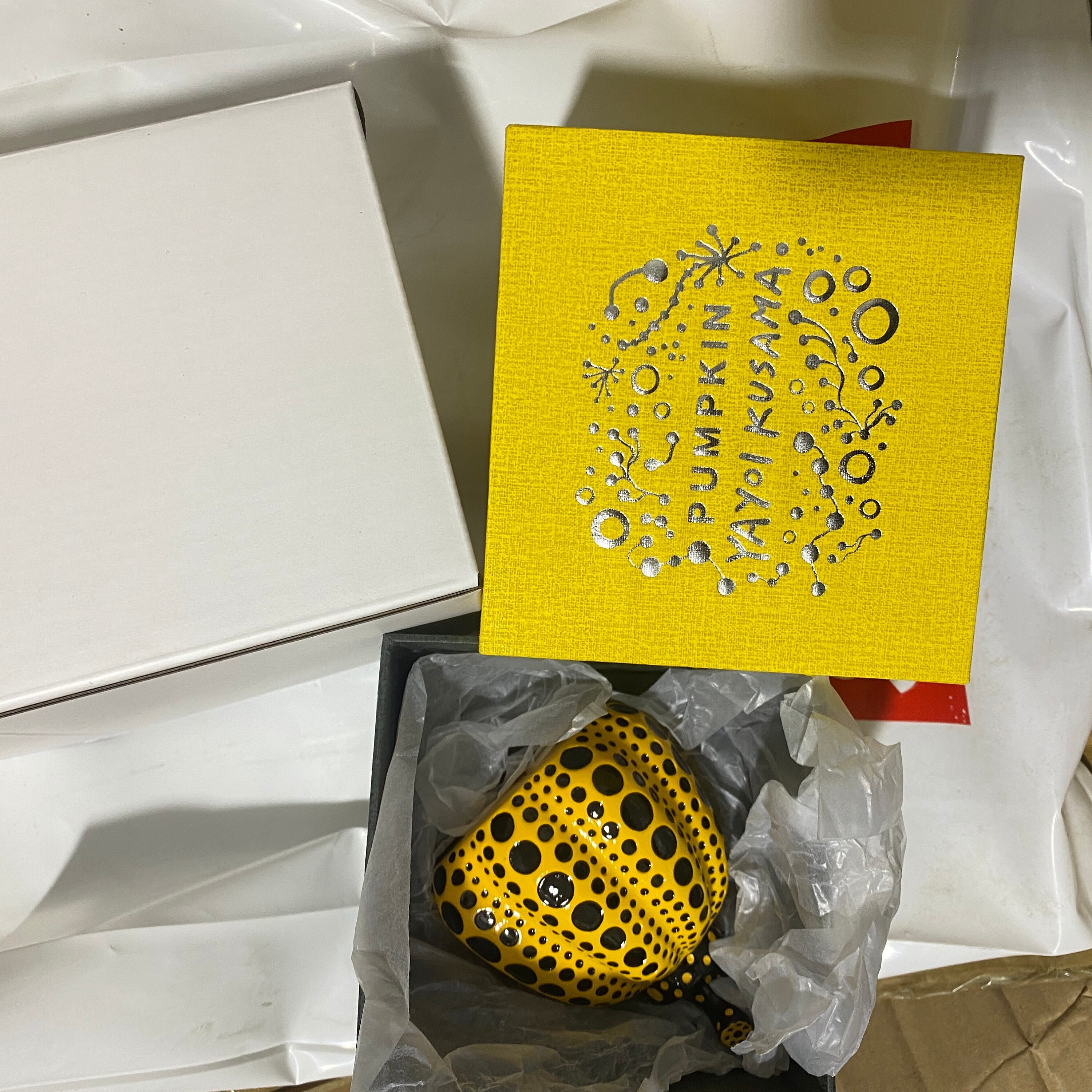 草間彌生作 黄色いカボチャの彫刻 オリジナルボックス付き - Etsy 日本