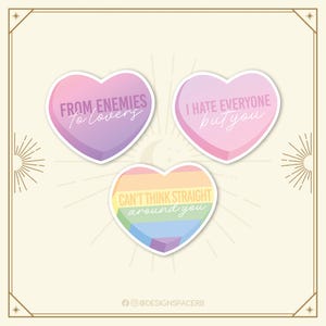 Könnte beinhalten: Drei herzförmige Aufkleber mit Text. Der obere linke Aufkleber ist lila und rosa mit dem Text "FROM ENEMIES To Lovers". Der obere rechte Aufkleber ist rosa mit dem Text "I HATE EVERYONE but you". Der untere Aufkleber ist regenbogenfarben mit dem Text "CAN'T THINK STRAIGHT around you".
