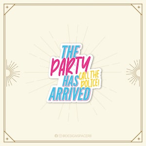 Könnte beinhalten: Ein Aufkleber mit dem Text "THE PARTY HAS ARRIVED! CALL THE POLICE!" in Blau, Pink und Gelb. Der Aufkleber befindet sich auf einem cremefarbenen Hintergrund mit einem goldenen Rahmen und Sonnenstrahlen-Designelementen.
