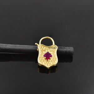 Ruby CZ Gravyrhänglås – Förgyllda 925 Sterling Silver Smycken