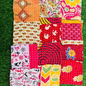 K&ouml;nnte beinhalten: Eine Patchwork-Decke aus verschiedenen bunten Stoffquadraten. Die Decke ist aus Baumwolle und zeigt eine Vielzahl von Mustern, darunter florale, geometrische und abstrakte Designs. Die Decke ist handgen&auml;ht und hat einen rustikalen, Vintage-Look.