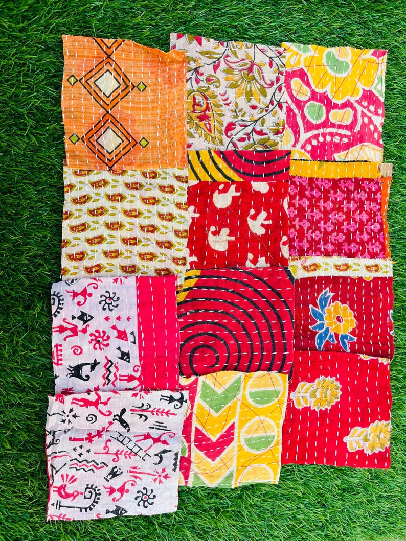 K&ouml;nnte beinhalten: Eine Patchwork-Decke aus verschiedenen bunten Stoffquadraten. Die Decke ist aus Baumwolle und zeigt eine Vielzahl von Mustern, darunter florale, geometrische und abstrakte Designs. Die Decke ist handgen&auml;ht und hat einen rustikalen, Vintage-Look.
