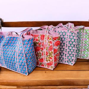 Floral handbedruckte große gesteppte Tragetaschen | Boho Overnight Weekender Strand Einkaufstasche | Umweltfreundliche Shopping-Lebensmittelgeschäft-Reisetaschen für Frauen