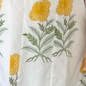 Tessuto di cotone floreale Tessuto fatto a mano Tessuto stampato a mano in cotone Tessuto da cucito di colore naturale Tessuto con stampa floreale tagliato su misura Tessuto indiano