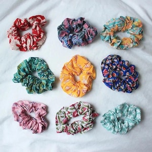 Spring/Summer Floral Print Scrunchies Vintage Silk Sari Scrunchie Retro Flower Scrunchies Hair Accessories Hair ties  Scrunchies for Women