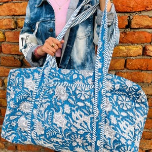 Große gesteppte Wochenendtasche aus Baumwolle, Gepäcktasche mit floralem Blockprint, Reisetasche für Frauen, Urlaubsgeschenke, Übernachtung, Strandtasche, Reisetaschen
