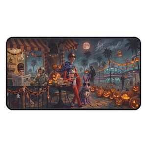 Op de afbeelding: Een rechthoekige bureaumat met een surrealistische Halloweenscène met een astronaut, een persoon in een rode outfit met een sterrencape en een konijn in een pak. De setting bevat gloeiende pompoenen, palmbomen en een UFO onder een volle maan.