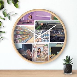 Può includere: Un orologio da parete rotondo in legno con una cornice in legno colorata. Il quadrante dell'orologio presenta un collage di scene illustrate, tra cui una persona che fa yoga, guida un'auto e fa la spesa in un negozio di alimentari.