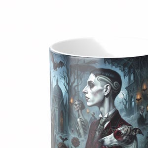 Peut inclure: Un mug en céramique orné d'une illustration détaillée représentant un personnage pâle aux cheveux stylisés et aux crocs, vêtu d'une veste rouge foncé. À ses côtés, un lévrier porte des lunettes teintées de rouge devant un décor gothique.