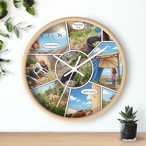 Puede incluir: Un reloj de pared redondo con marco de madera clara. La esfera presenta un diseño de cómic con escenas de jardinería y ocio, incluyendo los textos "Morning bliss!", "Weeding time!" y "Lunch break!"