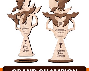 Può includere: Due trofei in legno con un intaglio in legno scuro di una strega su una scopa che vola davanti a una luna crescente e un pipistrello. La base in legno chiaro mostra il testo YOUR LOGO, HONORING, ADD NAME e Halloween Grand Champion.