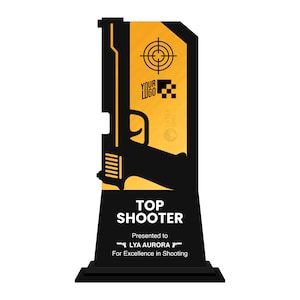 Può includere: Un trofeo nero e oro con una silhouette di pistola e un simbolo di bersaglio. Il testo "TOP SHOOTER" è visualizzato, insieme al nome del destinatario e alla frase "For Excellence in Shooting."