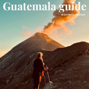 以下が含まれることがあります： 遠くで噴火している火山を見つめる、山の上で立っている人。空は鮮やかなオレンジとピンク色をしています。画像には「Guatemala guide」と「@dominiquelouisaa」のテキストが表示されています。