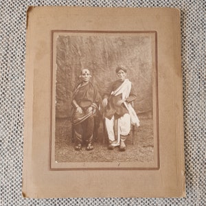 Photo ancienne, couple assis, Inde portugaise Goa, Sitabay et son mari vers les années 1900, photo sur carton, très bon état, livraison gratuite