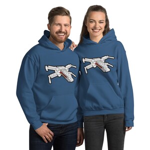 Peut inclure: Deux sweat-shirts à capuche bleus avec un graphique de chasseur stellaire X-Wing Lego blanc et rouge sur le devant.