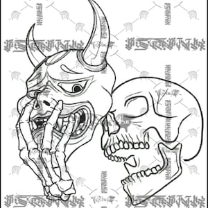 Może przedstawiać: Czarno-biała ilustracja w stylu tatuażu. Przedstawia japońską maskę demona z rogami i szkieletową dłonią, obok ludzkiej czaszki. Grafika ma szczegółowe cieniowanie i linie.