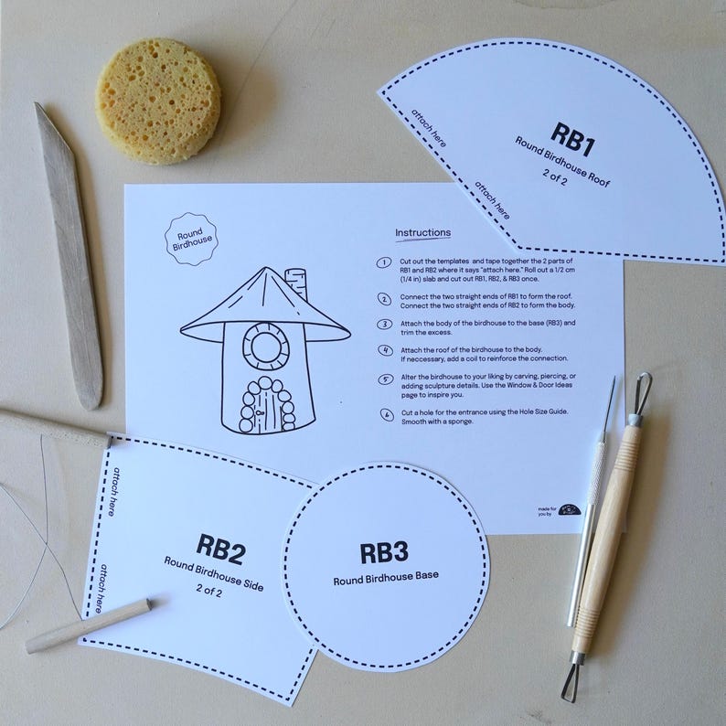 Pu&ograve; includere: Un kit di progetto artigianale con modelli per una casetta per uccelli rotonda. Include ritagli di carta etichettati RB1, RB2 e RB3, istruzioni, una spugna e strumenti per scolpire. Il design della casetta per uccelli presenta una finestra circolare e un tetto a punta.