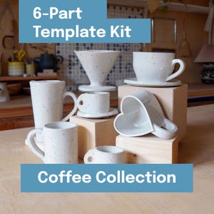 Può includere: Una collezione di articoli da caffè in ceramica bianca maculata, tra cui tazze, un versatore e una tazza a forma di cuore. Il testo "6-Part Template Kit" e "Coffee Collection" è visualizzato sull'immagine. Gli articoli sono disposti su blocchi di legno.