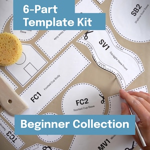 Könnte beinhalten: Ein Bastel-Schablonen-Set mit dem Text "6-Part Template Kit" und "Beginner Collection". Das Set enthält verschiedene Papierauschnitte für Töpferprojekte, einen Schwamm und ein Holzwerkzeug. Die Ausschnitte sind mit Texten wie "Footed Cup Body" und "Squiggle Vase Front" beschriftet.