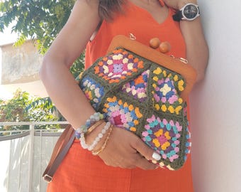 Bolso cuadrado de ganchillo estilo abuela: cierre de madera con broche, algodón colorido.