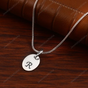 Collar con etiqueta inicial delicada Collar de plata de ley 925 • Collar con colgante de letra grabada personalizada • Regalos para damas de honor Regalos de cadena gratis Ovalados