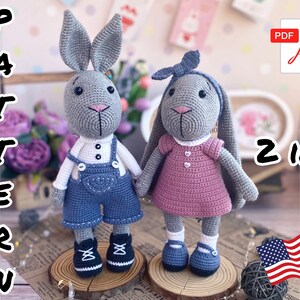 Pode incluir: Padrão de crochê para dois brinquedos amigurumi de coelho. Um coelho está vestindo uma roupa azul e branca, e o outro está vestindo um vestido rosa. O padrão está disponível para download em PDF. 2 em 1.