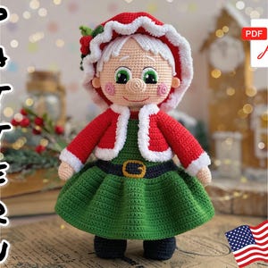 Può includere: Schema all'uncinetto per una bambola elfo di Natale che indossa un costume da Babbo Natale rosso e bianco, un vestito verde e scarpe nere. Lo schema è disponibile per il download in PDF.