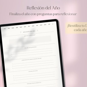 Pu&ograve; includere: Un planner digitale sullo schermo di un tablet con il titolo "Reflexi&oacute;n del A&ntilde;o" e il testo "Finaliza el a&ntilde;o con preguntas para reflexionar". Il planner include un calendario con i mesi dell'anno e una sezione per domande di riflessione.