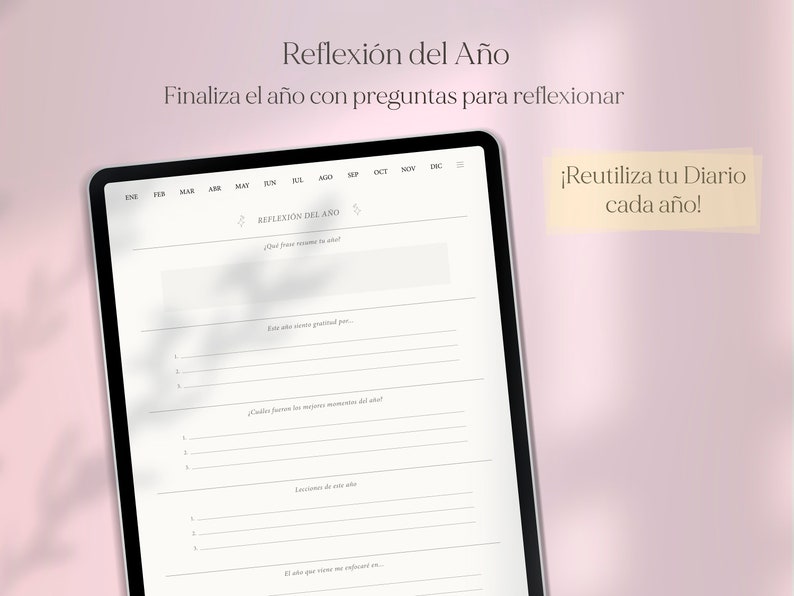 Pu&ograve; includere: Un planner digitale sullo schermo di un tablet con il titolo "Reflexi&oacute;n del A&ntilde;o" e il testo "Finaliza el a&ntilde;o con preguntas para reflexionar". Il planner include un calendario con i mesi dell'anno e una sezione per domande di riflessione.