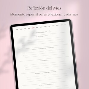 Pu&ograve; includere: Un planner digitale sullo schermo di un tablet con sfondo bianco. Il planner &egrave; intitolato "Reflexi&oacute;n del Mes" e include un calendario con i mesi dell'anno. Il planner contiene suggerimenti per la riflessione, come "Este mes me siento agradecido por..." e "&iquest;Qu&eacute; cosas me hicieron sentir este mes que fueron incre&iacute;bles?"