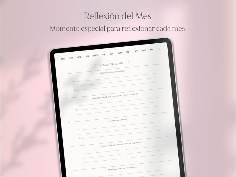 Pu&ograve; includere: Un planner digitale sullo schermo di un tablet con sfondo bianco. Il planner &egrave; intitolato "Reflexi&oacute;n del Mes" e include un calendario con i mesi dell'anno. Il planner contiene suggerimenti per la riflessione, come "Este mes me siento agradecido por..." e "&iquest;Qu&eacute; cosas me hicieron sentir este mes que fueron incre&iacute;bles?"