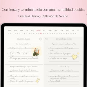 Pu&ograve; includere: Un planner digitale con un calendario, una sezione per la gratitudine quotidiana e una sezione per la riflessione notturna. Il planner ha uno sfondo grigio chiaro con un bordo bianco. Il testo &egrave; in spagnolo. Il calendario mostra i mesi dell'anno in spagnolo. La sezione di gratitudine ha l'intestazione "Comienza tu d&iacute;a" e la sezione di riflessione ha l'intestazione "Reflexi&oacute;n de noche".